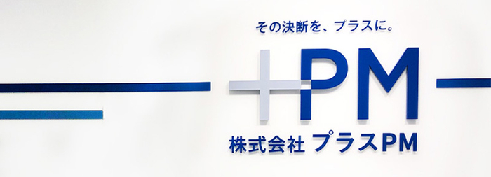 明るいエントランスにはデジタルサイネージも設置されています