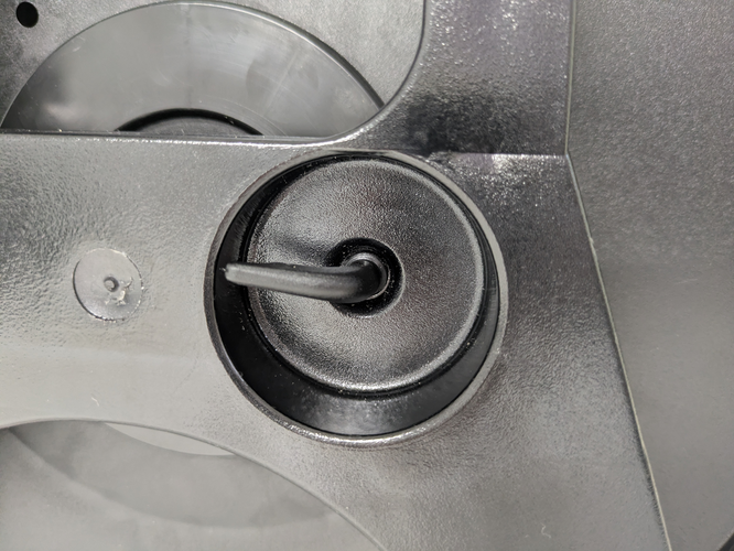 イージーロバストケーブル背面の回転防止ストッパー