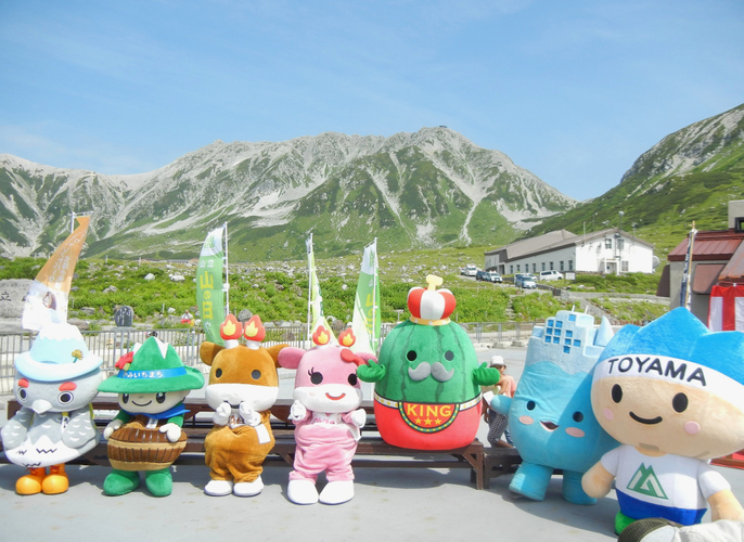立山をバックに、ご当地キャラがポーズ!