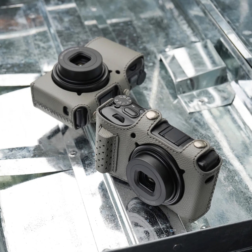 手前：グリップスタイル　奥：ライトスタイル　カラー：ナイトサファリ