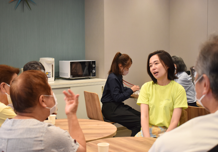 職員と会話を楽しむ参加者。診察や相談とは異なる、日常の会話が生まれています。