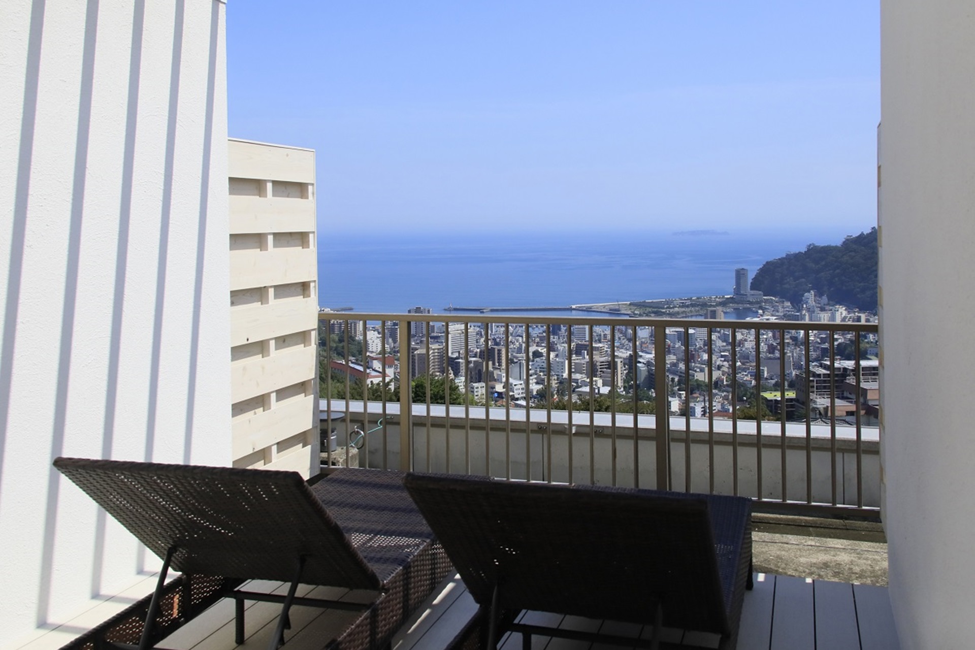 熱海の街と海を眺める ＜屋上テラス＞