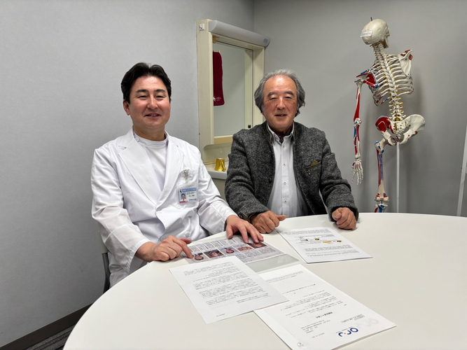名古屋市立大学整形外科 村上英樹主任教授(左)と大里研究所 林幸泰理事長(右)