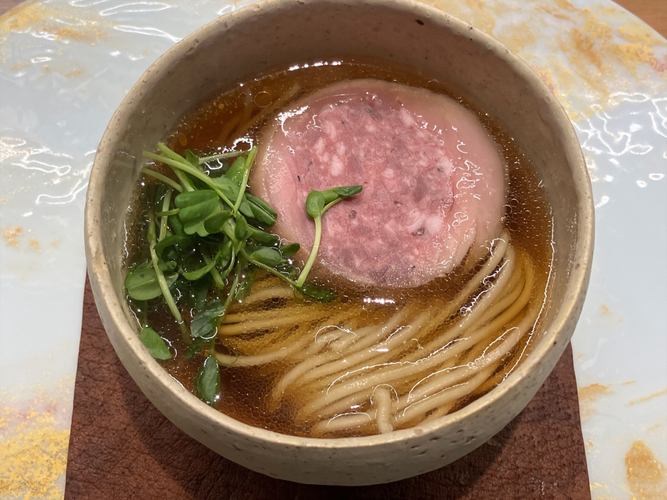 コースの〆に提供されるジビエラーメン