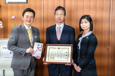 I-PEX、使用済みリチウムイオンバッテリーを活用した 「RENERATH ソーラー街灯」を小郡市立東野小学校に贈呈