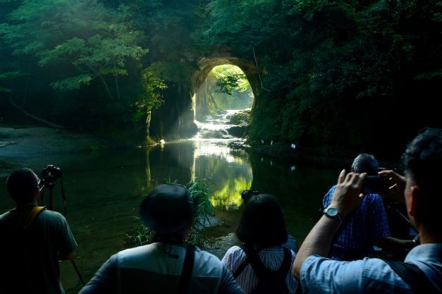 濃溝の滝・亀岩の洞窟（きみつフォトバンク）