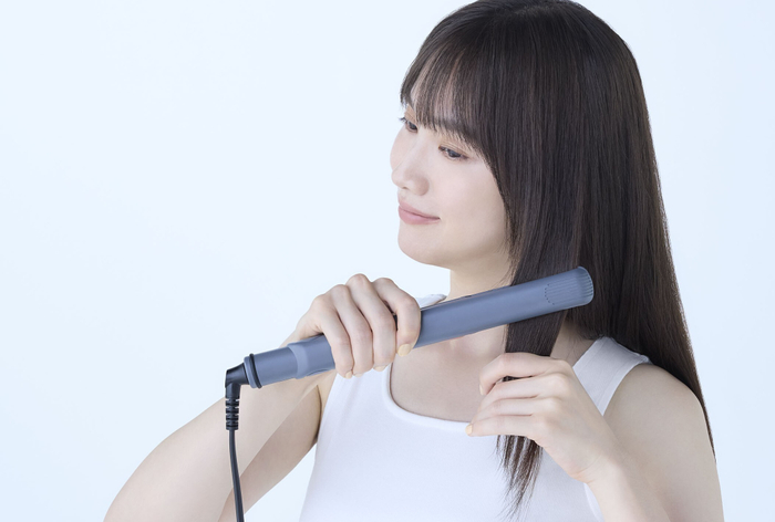 【3】お好みでスタイリングの仕上げに､ヘアアイロンを使って整えます。