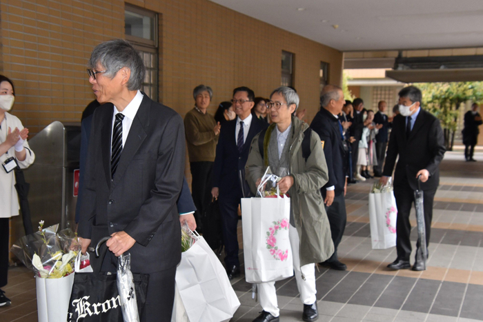 別れを惜しむ退職者の皆さん