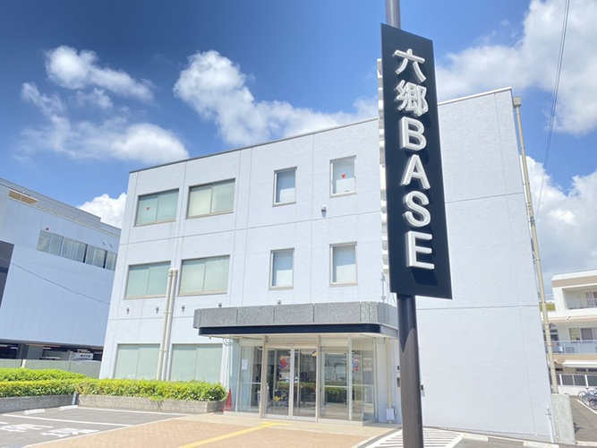 京浜急行本線六郷土手駅及び雑色駅より徒歩13分の場所にある大田区南六郷創業支援施設（六郷BASE）。使用料は極めてリーズナブルだ。例えば11室ある14㎡の個室の月額使用料は、1～3年目で3,000円/㎡