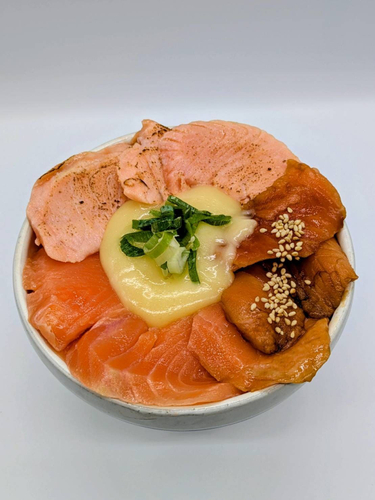 生、漬け、炙り3種のサーモンとろーりチーズ丼