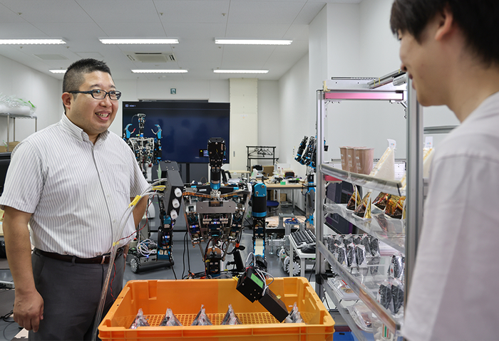 「人を思うものづくり」をモットーに学生を指導する大原教授