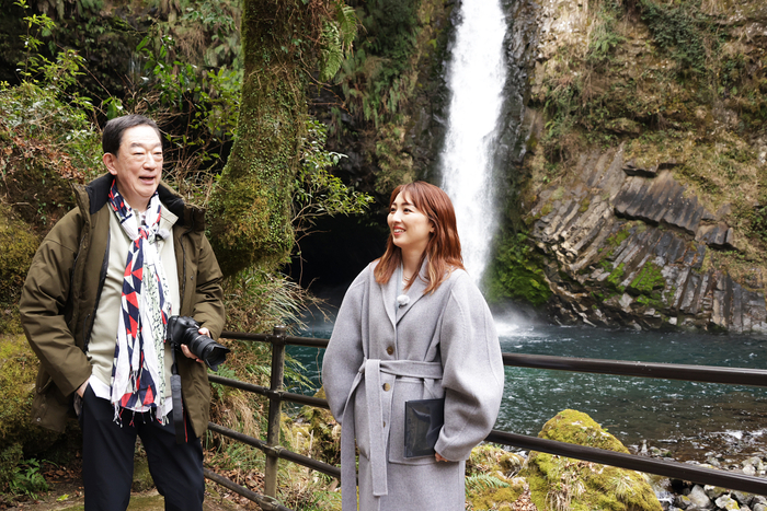浄蓮の滝の美しさに、2 人は思わず笑顔。宮瀬 はスマホを取り出し彌十郎とともに自撮りも!