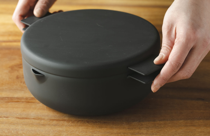 ツレヅレハナコ×オレンジぺージ「ふたつき鉄製揚げ鍋・18cm」