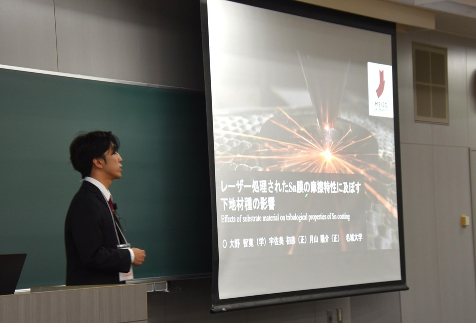研究発表に臨む大野さん