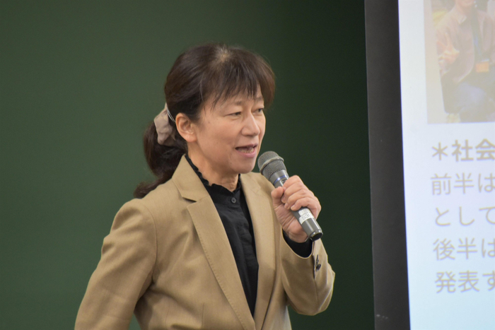 講評を述べる伊藤教授