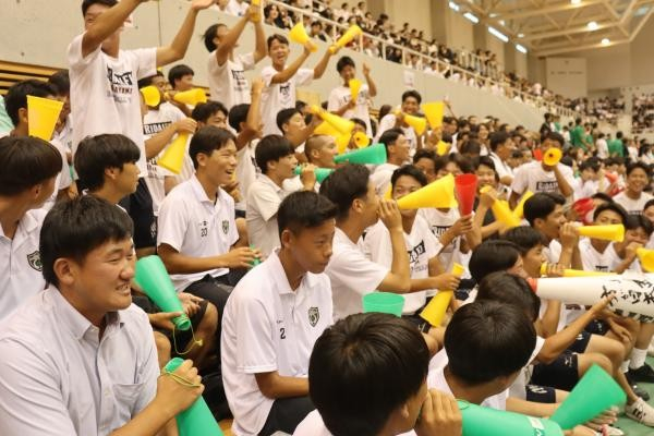 スタンドは生徒や保護者、OBの大声援に包まれました