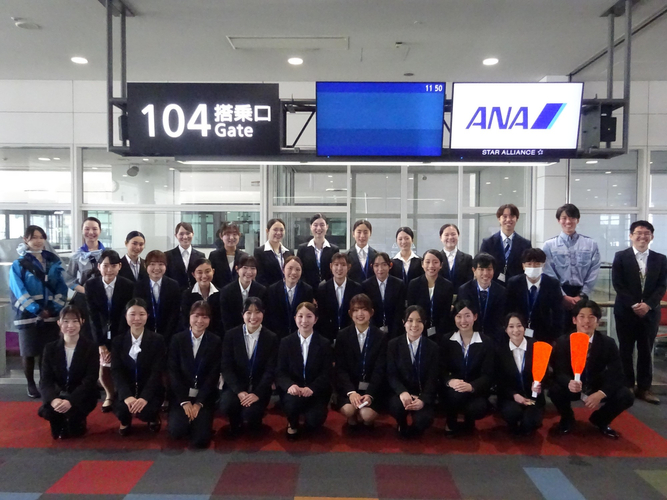 搭乗口カウンター前で記念撮影