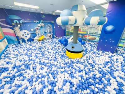 宇宙空間のようなボールプール