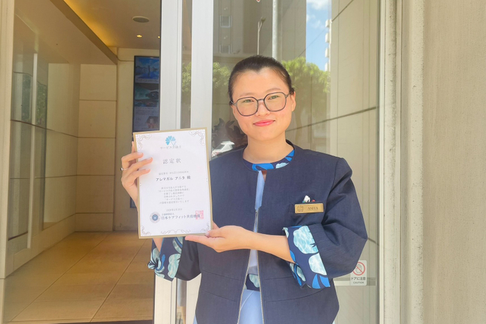 サービス介助士資格を取得したアクアチッタナハ フロントスタッフのアニタさん