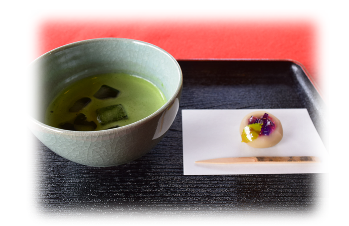 冷抹茶と季節の上生菓子のセット　※和菓子のデザインは毎月変わります。