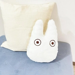 となりのトトロのダイカットクッション。おいておくだけで癒される魅惑の存在です。