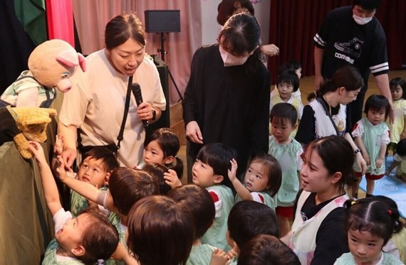 令和6年（2024年）の人形劇鑑賞会「三びきのこぶた」の様子