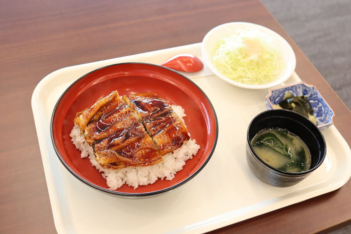 完成した「うな丼」。何度も蒸してから焼いています