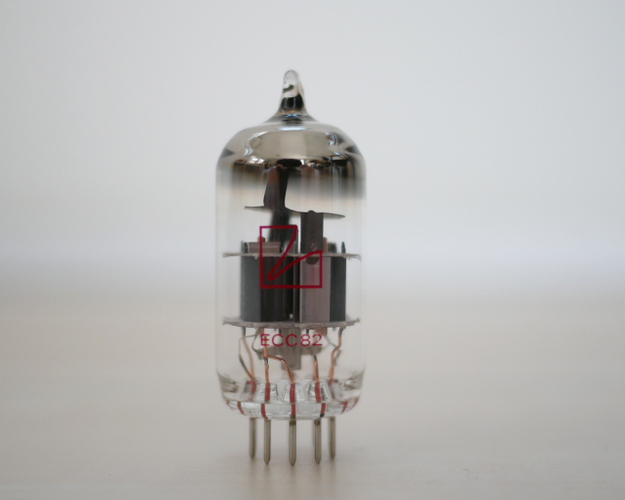 付属の真空管には、高音質を目指したJJ製の真空管ECC82を採用