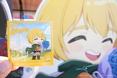 コラボイベント終了まで残り約2か月！進撃の巨人　アルミン・アルレルトの誕生日を淡路島で祝おう！
TVアニメ『進撃の巨人』×ニジゲンノモリ コラボイベント
「アルミンバースデイ記念オリジナルステッカー」