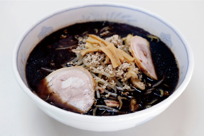 丼一面を覆う&ldquo;まっ黒なスープ&rdquo;が「爐」のラーメンの特徴