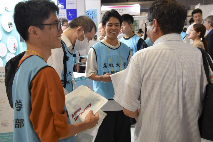 来場者に観光系科目の内容などを説明する学生たち