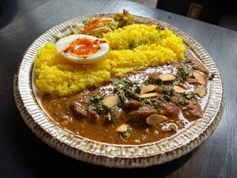 神保町50店以上を食べ歩いて辿り着いた答え。小麦粉・砂糖不使用、20種以上のスパイスで仕上げる牛すじ専門『Calme Spice Curry』がオープン