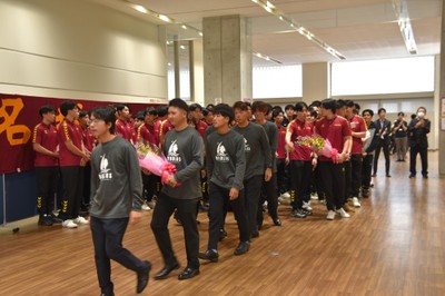盛大な拍手で選手たちを見送る