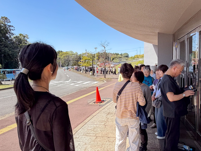 開演前の長いの列。