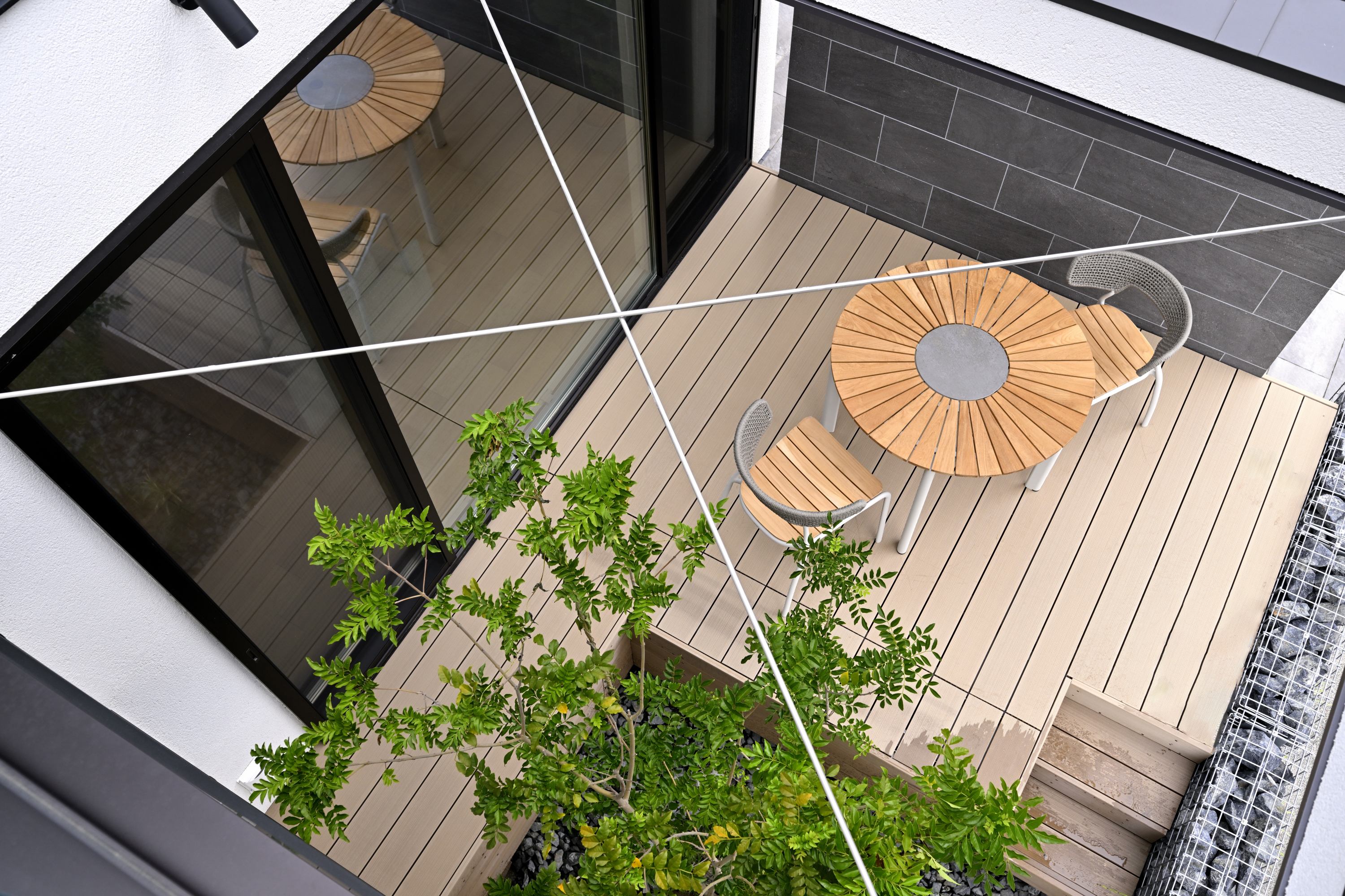 リビングから続くウッドデッキも広々