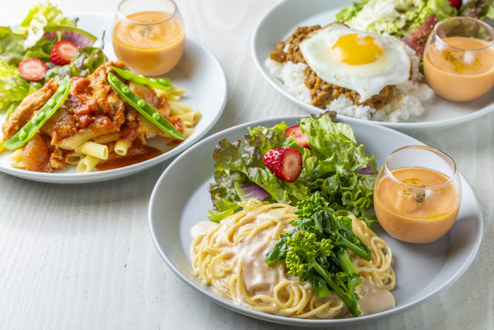 左)春野菜とチキンのトマトペンネ、中央)春野菜と明太子のクリームパスタ