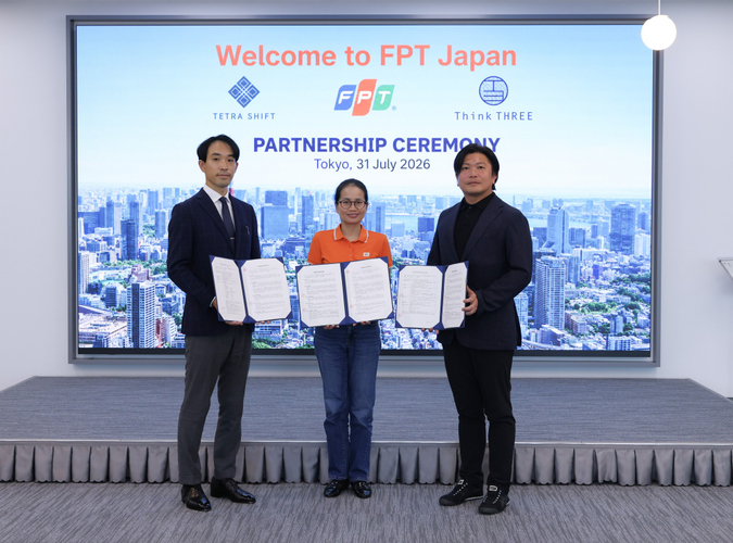 契約を締結した（左から）株式会社テトラ‧シフトの五十幡将之代表取締役、ＦＰＴジャパンホールディングス株式会社のファン‧ティ‧タィン‧ホア常務取締役兼最高執行責任者、株式会社シンク‧スリーの祖川嗣朗代表取締役