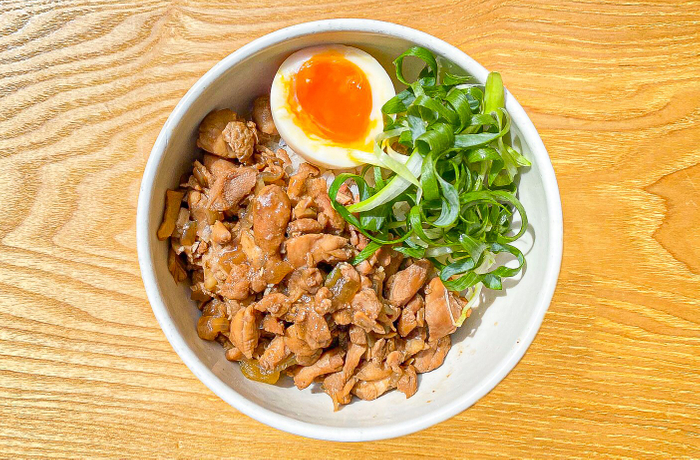 鶏モモ肉を使用した本格的な「鶏肉飯(チーローハン)」商品イメージ