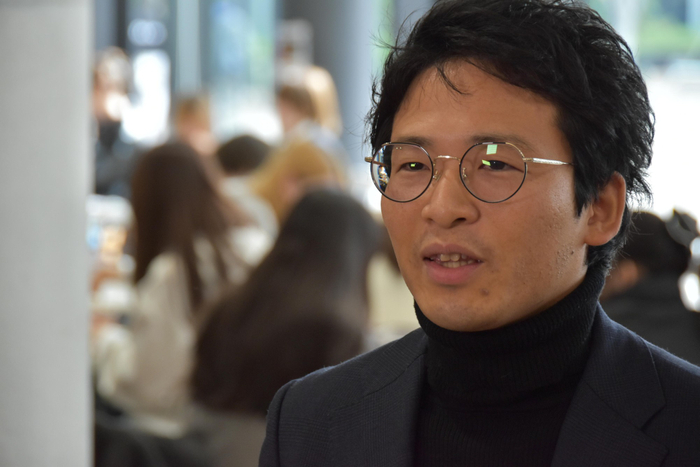 メディア2社の取材に応じ、今後の展望を熱く語る宮下准教授