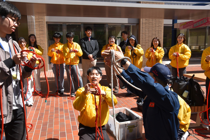 天白署員からロープの結び方を学ぶ学生たち