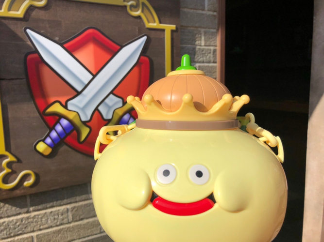 ▲子どもに大人気のオリジナルフードも販売中  たまねぎキングポップコーンバケツ／3,000円（税込）