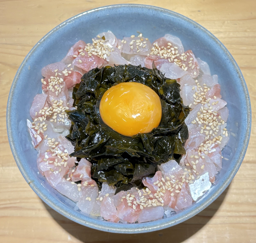 鳴門わかめと鯛のとろ玉海鮮丼