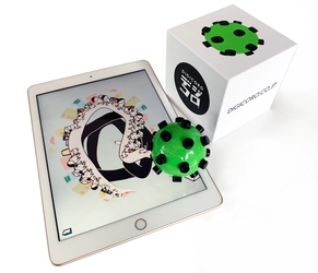 デジタルとアナログが融合！ iPadでの新しい遊びが誕生。 アプリの数だけ遊びや学びが広がる 世界初の知育玩具「デジコロ」です。