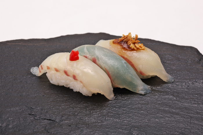 愛媛県産 活桜鯛食べ比べ三昧　煎り酒とカリ梅、桜の葉の風味、柚子胡椒で、愛媛県産 活桜鯛の三種の食べ比べ