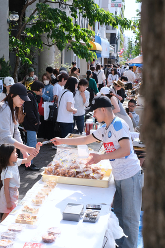 人と会話を楽しむマルシェ