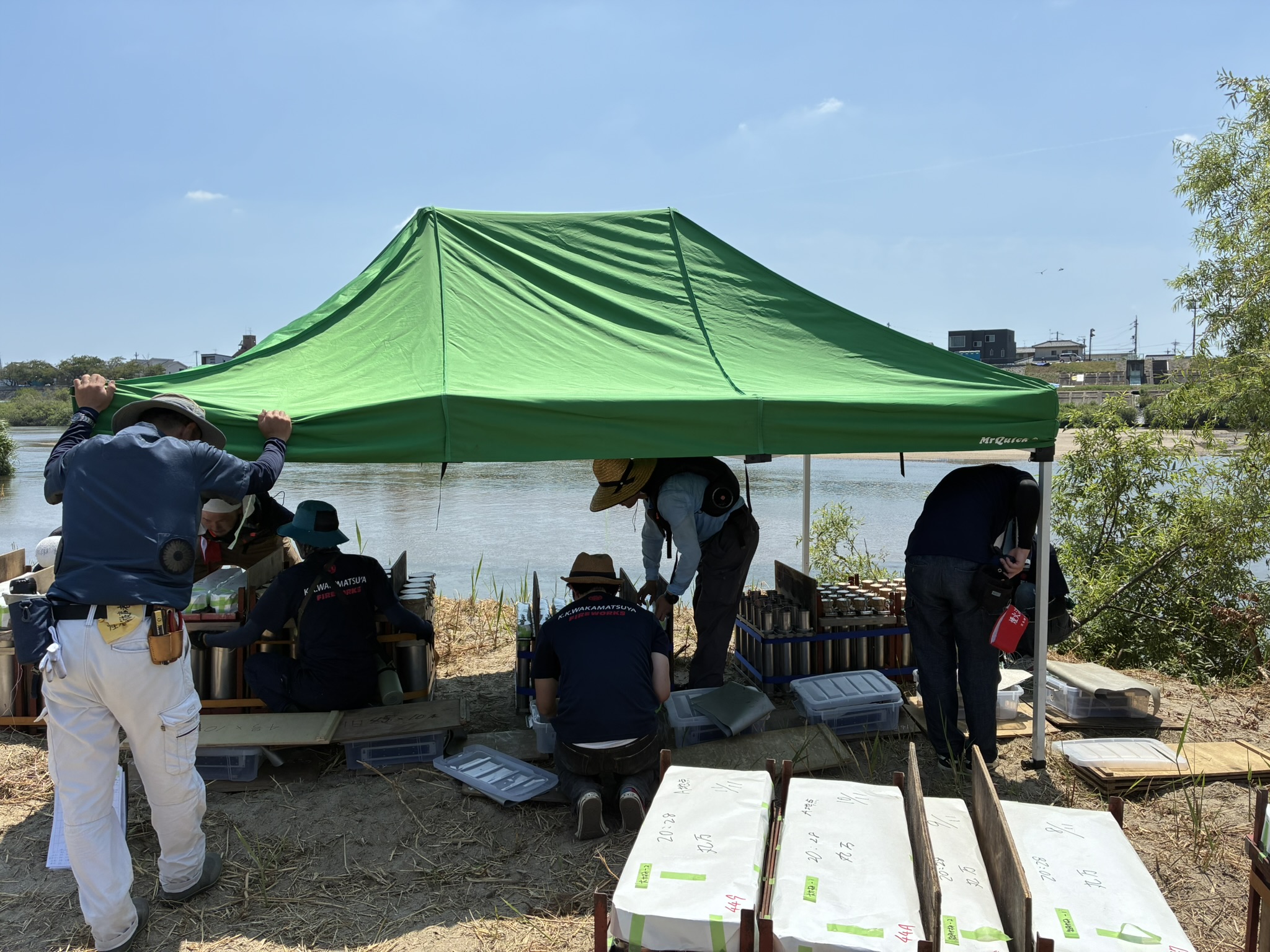 テント内で配線をつなぐ作業