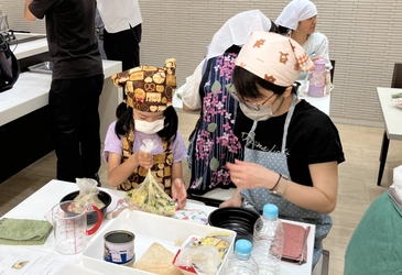 【開催レポート】新日本ガスが親子向け「夏休み防災教室」を開催！祖母とお孫さんや親子の笑顔があふれるパッククッキングやLPガスの防災講話で大盛況