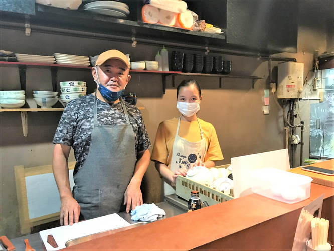 まぐろや歳三郎 平井店主(左)