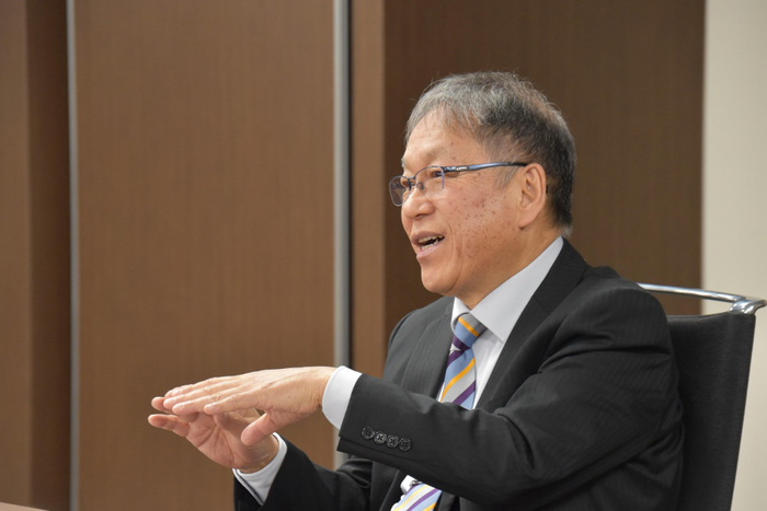ヨット競技について質問する野口学長