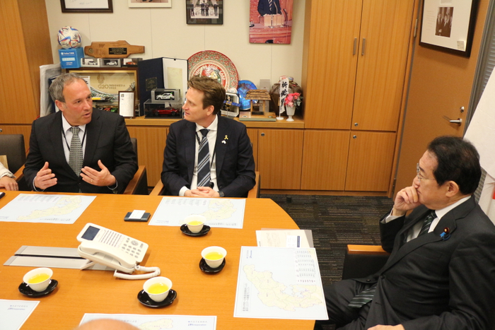 アステラ社　日本・韓国エリアマネージャー　ハレヴィ・ユヴァル氏（画面左）